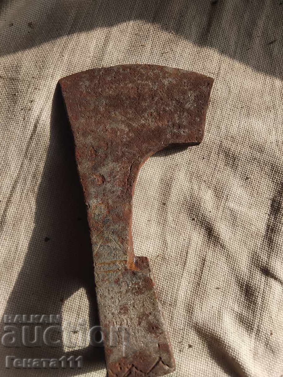 Topor vechi forjat secure cu preț € 20.00 | 39.12 BGN Topor vechi forjat secure cu preț € 20.00 | 39.12 BGN