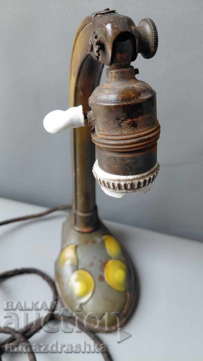 Lampă de noapte veche de peste 100 de ani cu preț € 3.50 | 6.85 BGN Lampă de noapte veche de peste 100 de ani cu preț € 3.50 | 6.85 BGN