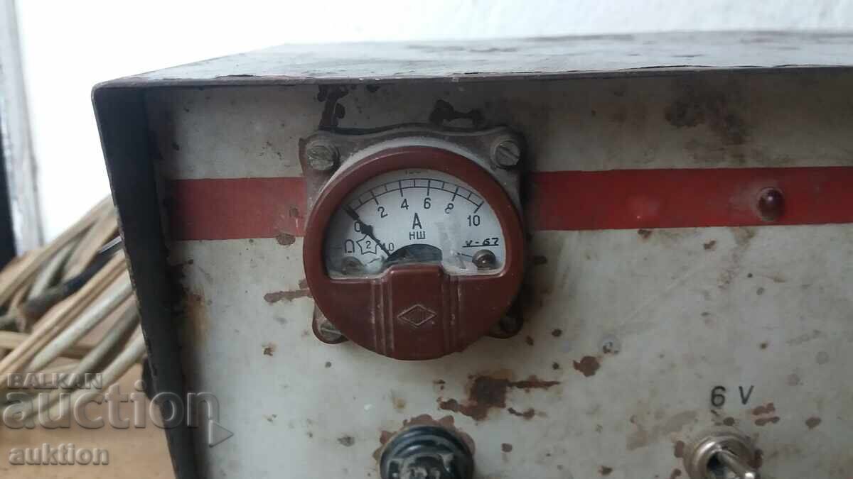 VECHI APARAT SOVIETIC DE ÎNCĂRCAT BATERII cu preț € 24.99 | 48.88 BGN