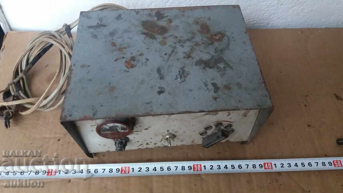 Licitație VECHI APARAT SOVIETIC DE ÎNCĂRCAT BATERII