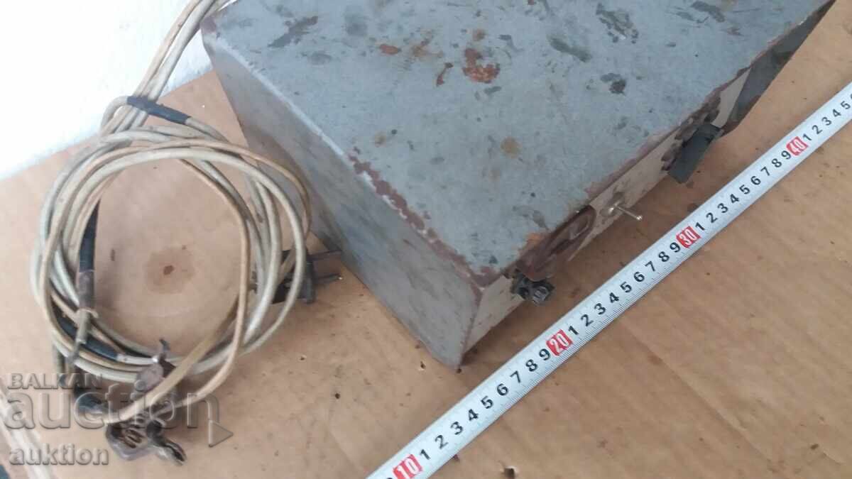 Livrarea VECHI APARAT SOVIETIC DE ÎNCĂRCAT BATERII