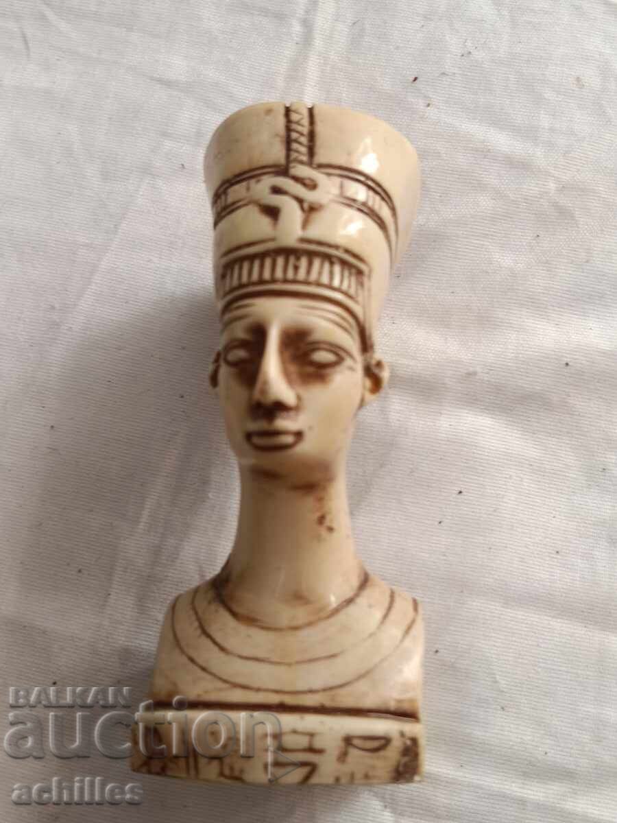 Bustul lui Nefertiti cu preț € 5.00 | 9.78 BGN Bustul lui Nefertiti cu preț € 5.00 | 9.78 BGN