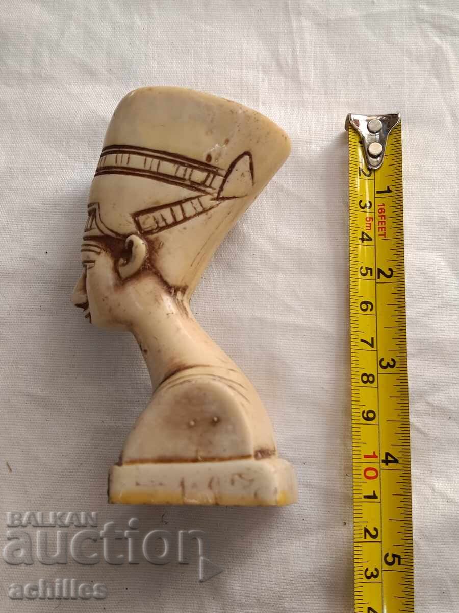 Licitație Bustul lui Nefertiti Licitație Bustul lui Nefertiti