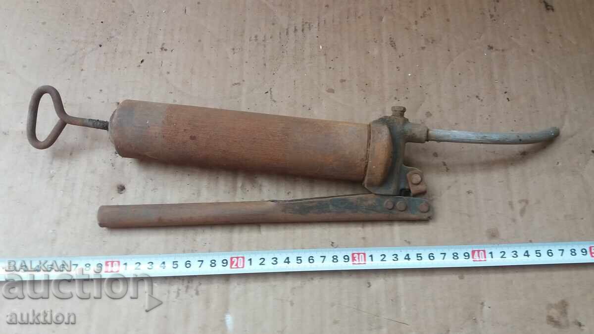 OLD GREASE GUN - 7