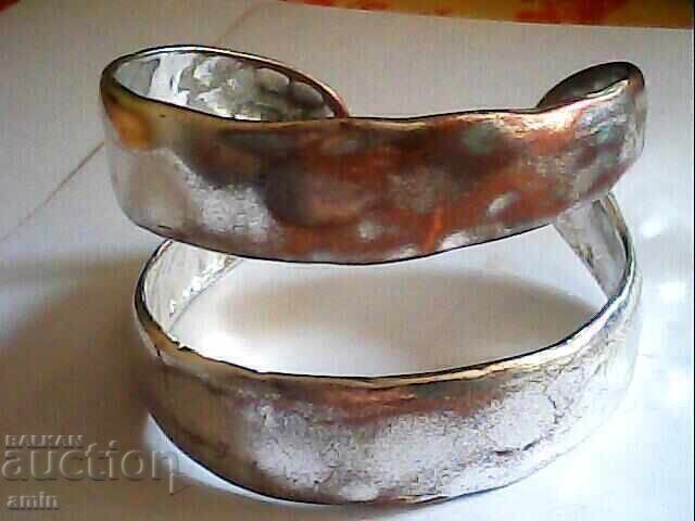 Παράδοση 2 τμχ παλιά κολιέ και ένα ασημένιο βραχιόλι, όλα από χαλκό Παράδοση 2 τμχ παλιά κολιέ και ένα ασημένιο βραχιόλι, όλα από χαλκό