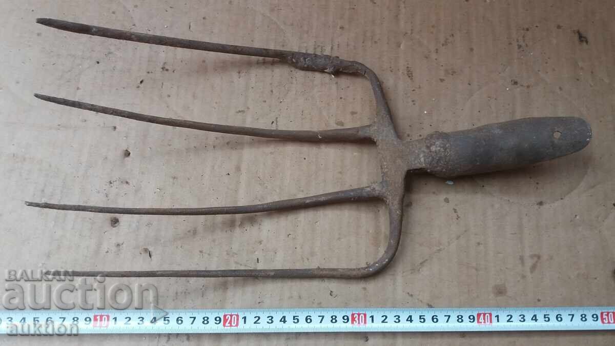 VECHE VILĂ DIN PERIOADA SOCIALISTĂ cu preț € 2.99 | 5.85 BGN