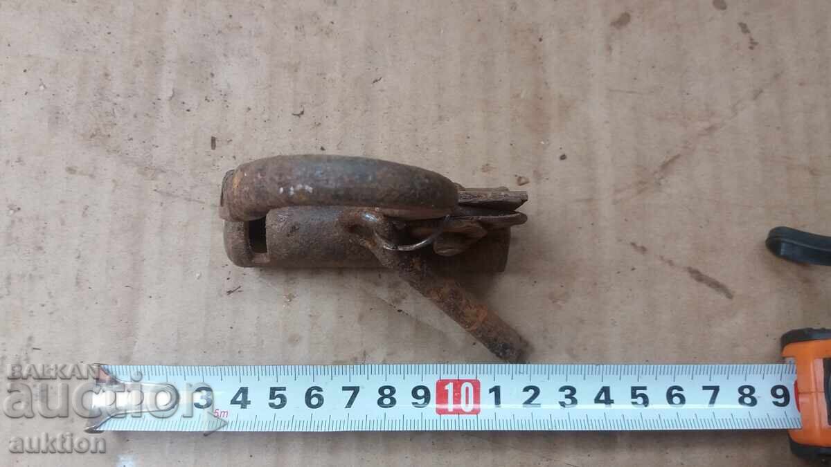 Доставка на СТАР ВЪЗРОЖДЕНСКИ КОВАН КАТИНАР С КЛЮЧ