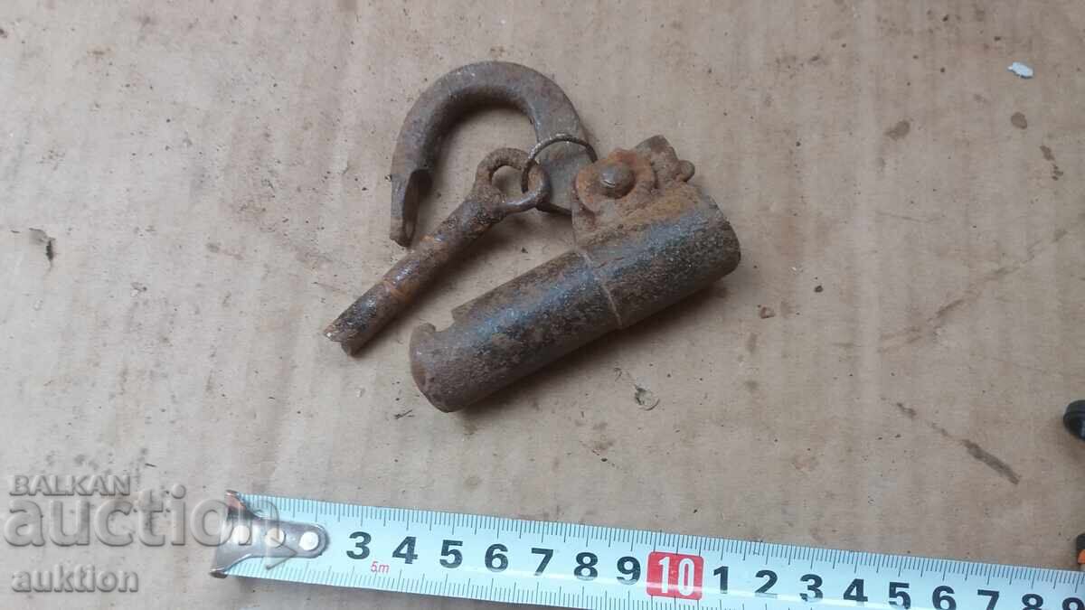 СТАР ВЪЗРОЖДЕНСКИ КОВАН КАТИНАР С КЛЮЧ - 7