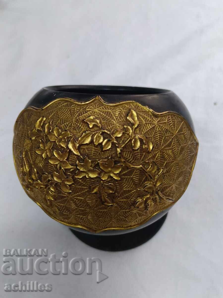 Gold-plated stand with lacquer finish with price € 7.00 | 13.69 BGN Gold-plated stand with lacquer finish with price € 7.00 | 13.69 BGN