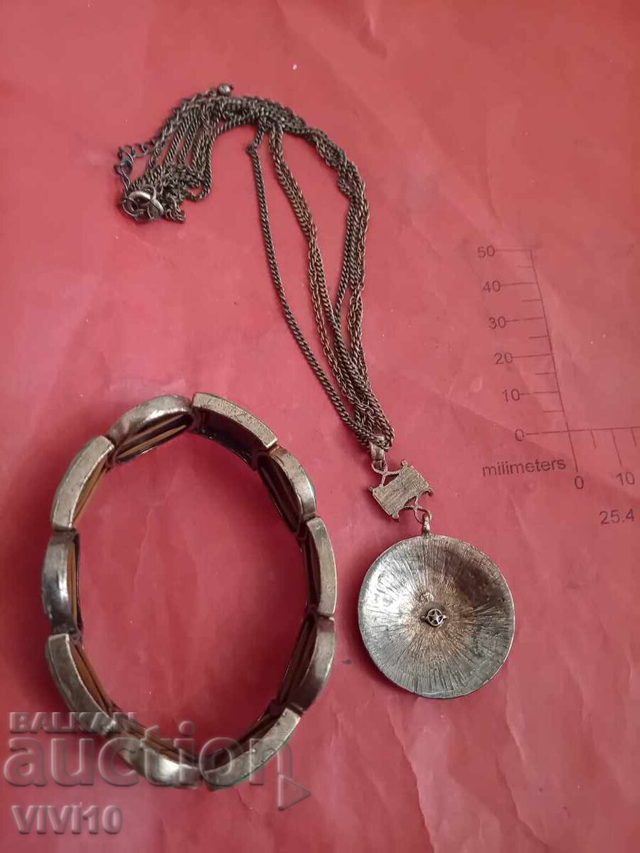 Αντίκα κολιέ και βραχιόλι με σμάλτο με τιμή € 50.00 | 97.79 BGN Αντίκα κολιέ και βραχιόλι με σμάλτο με τιμή € 50.00 | 97.79 BGN