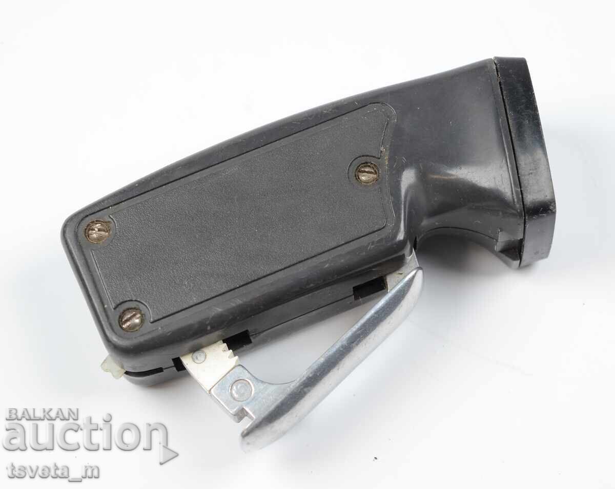 Lanternă cu dinam vintage URSS - funcțională cu preț € 5.00 | 9.78 BGN