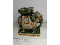 Elefant de porțelan