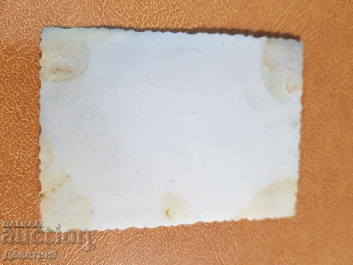 Οικογενειακό αγροτικό πορτρέτο μπροστά από την είσοδο ενός σπιτιού με τιμή € 3.60 | 7.04 BGN Οικογενειακό αγροτικό πορτρέτο μπροστά από την είσοδο ενός σπιτιού με τιμή € 3.60 | 7.04 BGN