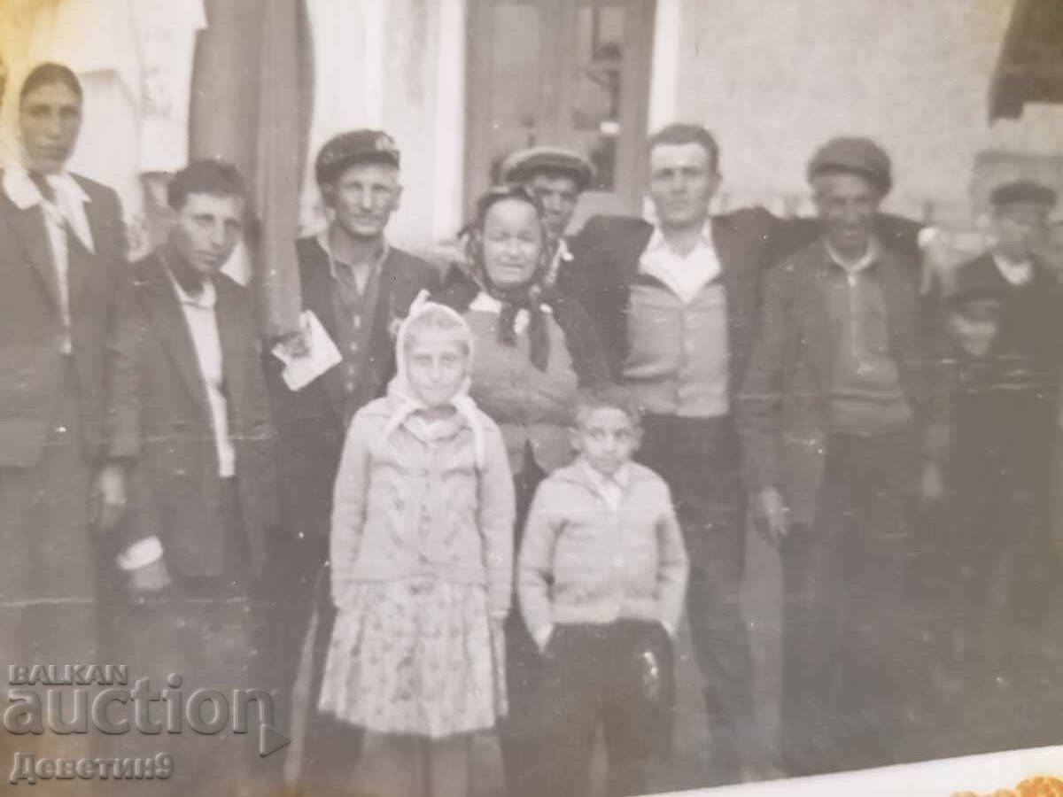 Δημοπρασία Οικογενειακό αγροτικό πορτρέτο μπροστά από την είσοδο ενός σπιτιού Δημοπρασία Οικογενειακό αγροτικό πορτρέτο μπροστά από την είσοδο ενός σπιτιού