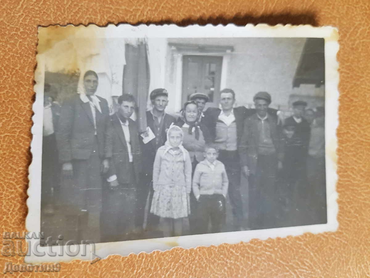 Οικογενειακό αγροτικό πορτρέτο μπροστά από την είσοδο ενός σπιτιού Οικογενειακό αγροτικό πορτρέτο μπροστά από την είσοδο ενός σπιτιού