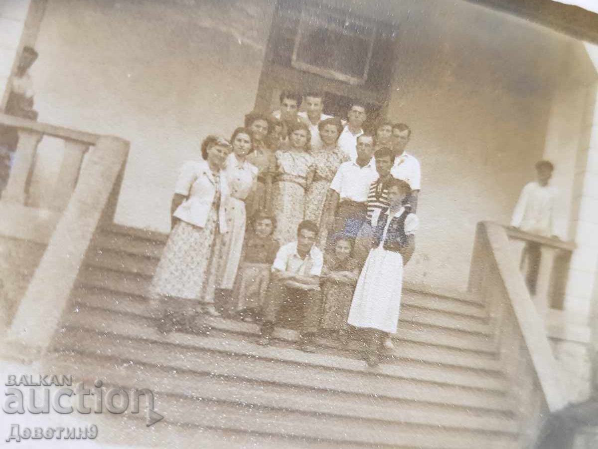 Licitație Portret de învățător în fața unei școli rurale