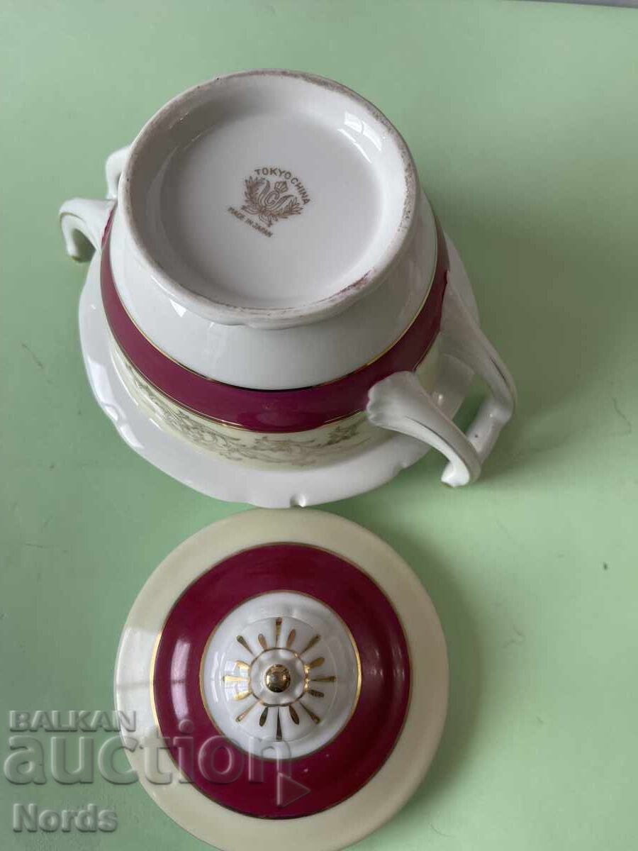 Παράδοση Ιαπωνικό σκεύος με καπάκι