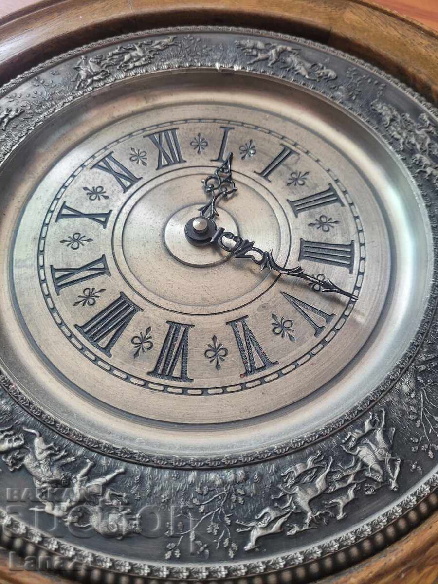 Ceas vintage cu scene de vânătoare cu preț € 30.00 | 58.68 BGN