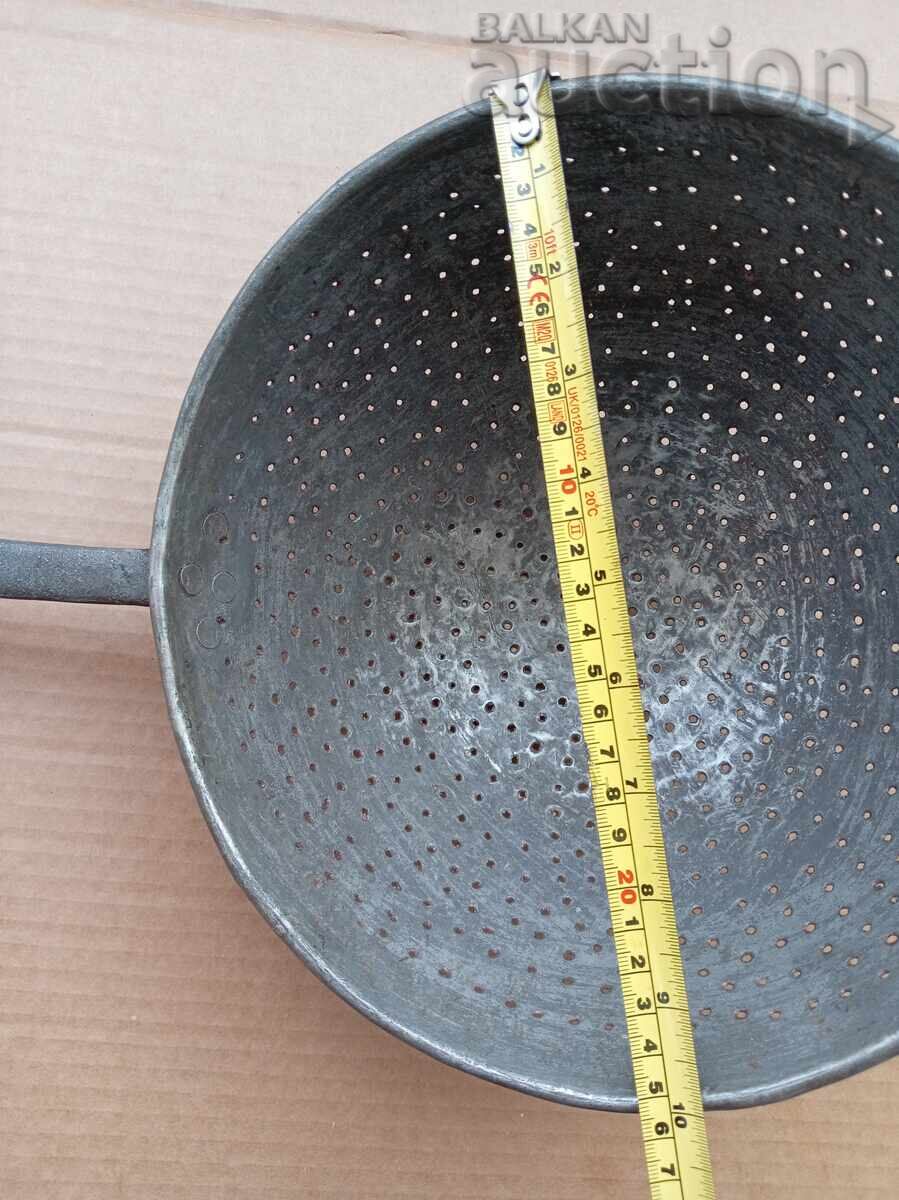 Livrarea mare strecurătoare veche din cupru vas de aramă sită