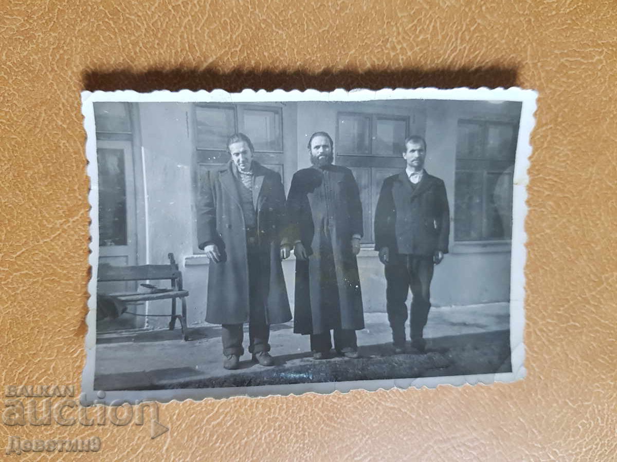 Свещеник с двама другари Свещеник с двама другари