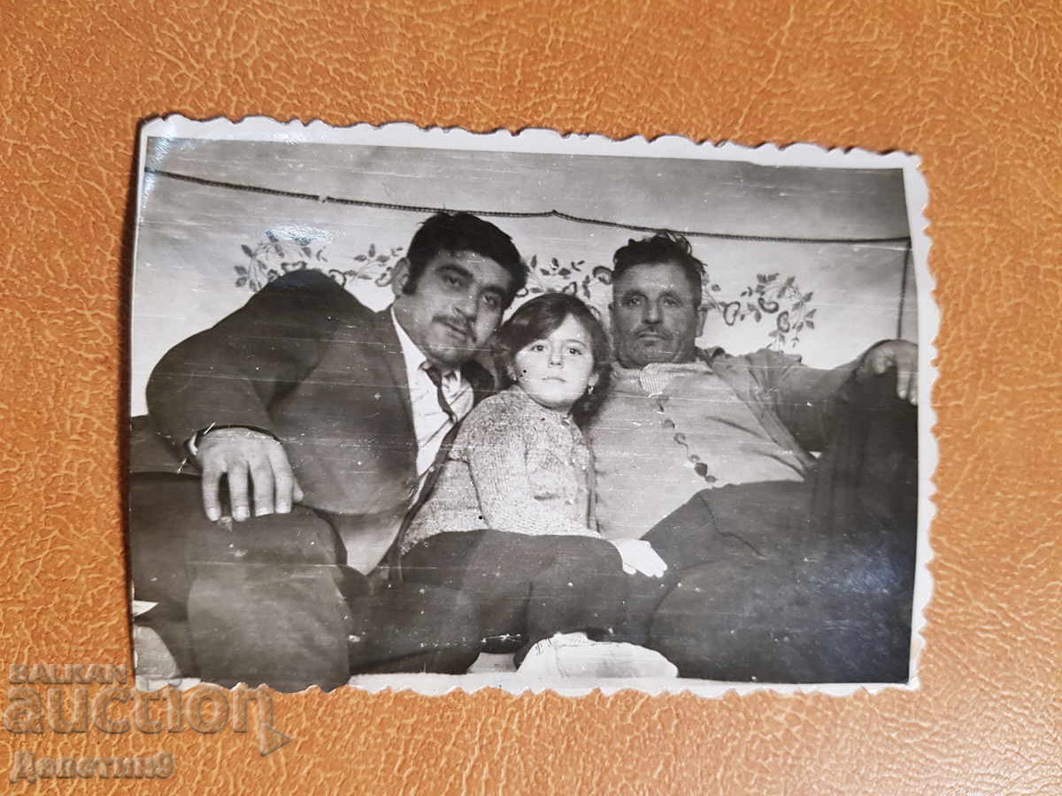 Fetiță cu tatăl și unchiul ei