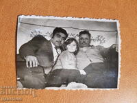 Малко момиче с баща си и чичо си