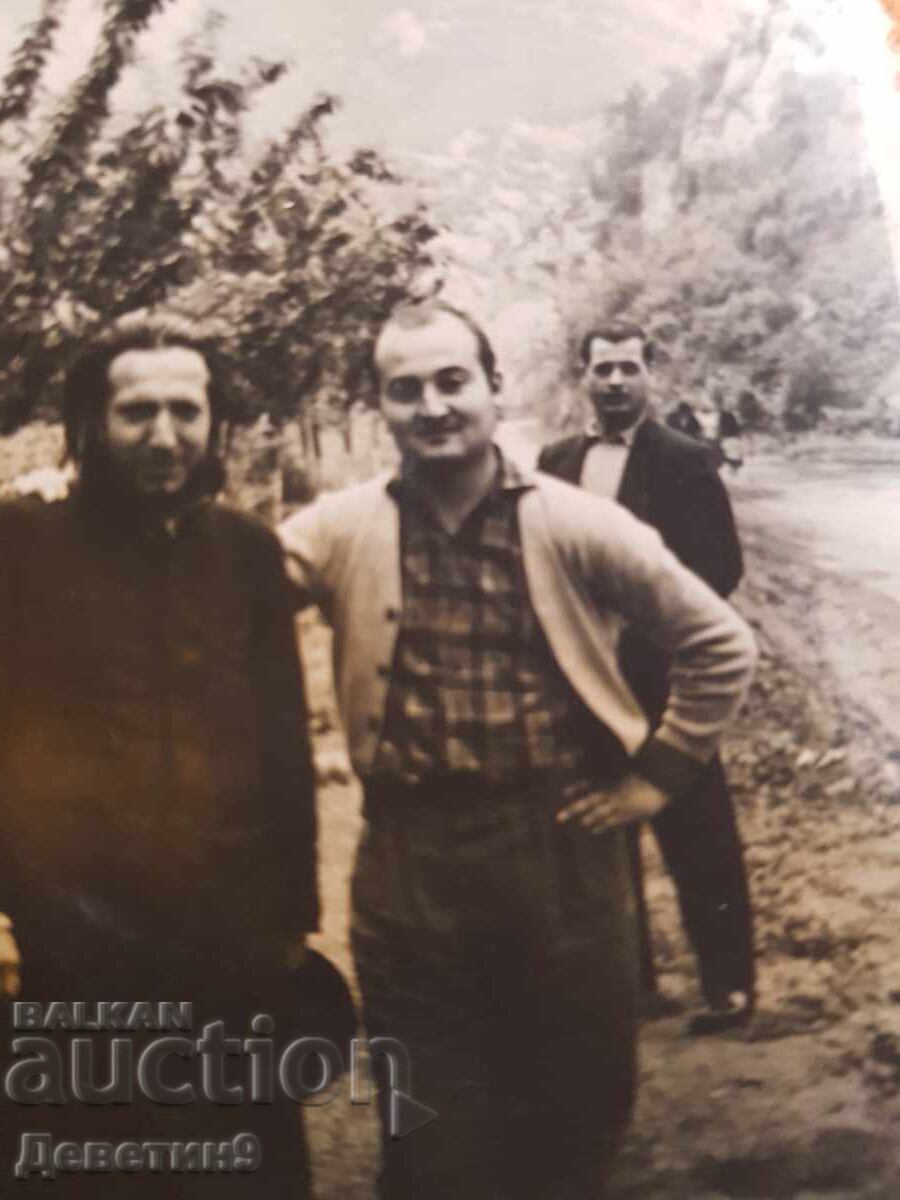 Licitație Tânăr preot cu prieteni