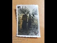 Νέος ιερέας με φίλους