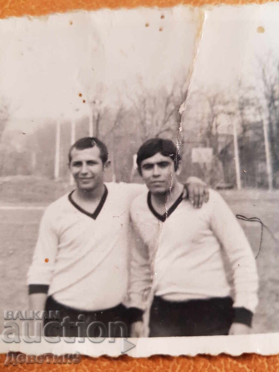 Licitație Doi fotbaliști pe un stadion de sat