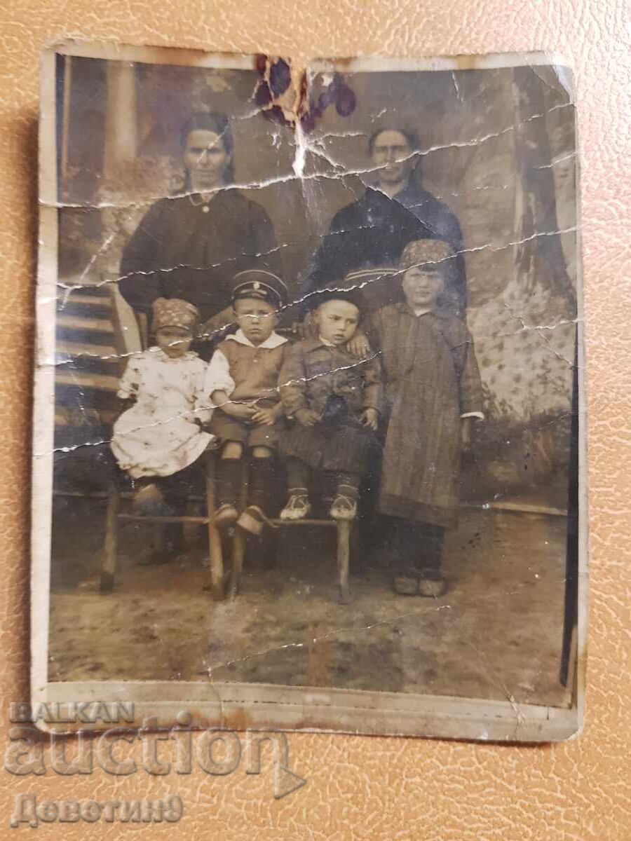 Portret de femei de la țară și copii mici