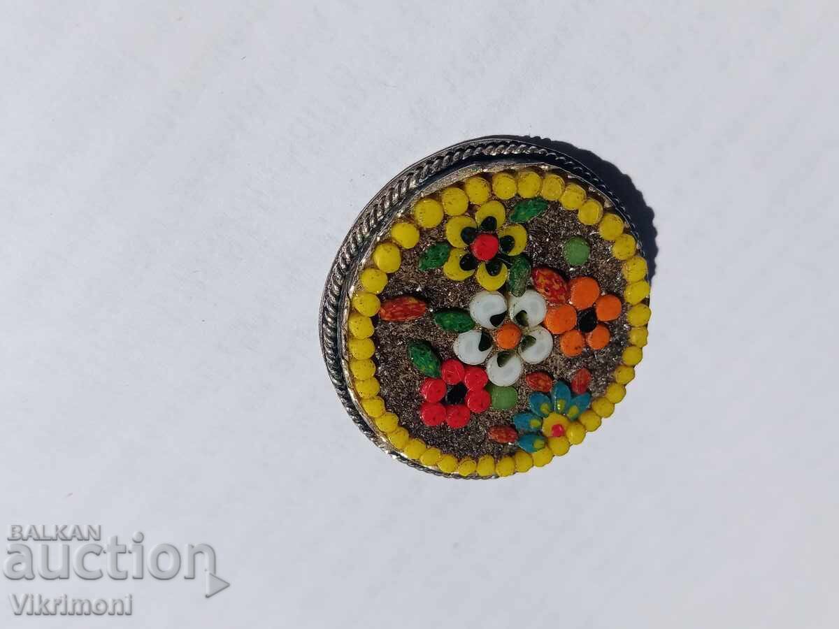 Broscă veche cu mozaic, temă florală vintage Broscă veche cu mozaic, temă florală vintage