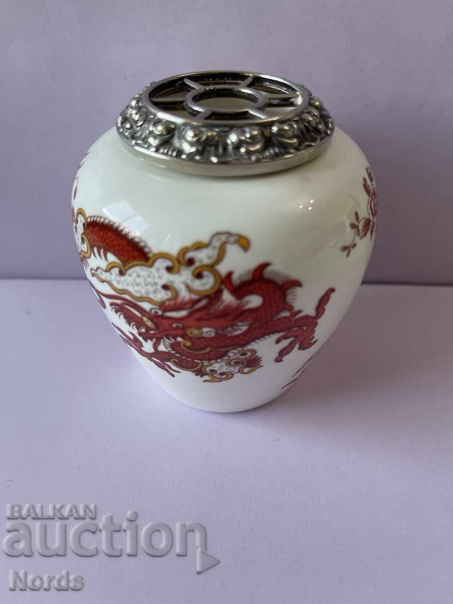 Crown Staffordshire Порцеланова вазичка с цена € 0.01 | 0.02 лв. Crown Staffordshire Порцеланова вазичка с цена € 0.01 | 0.02 лв.