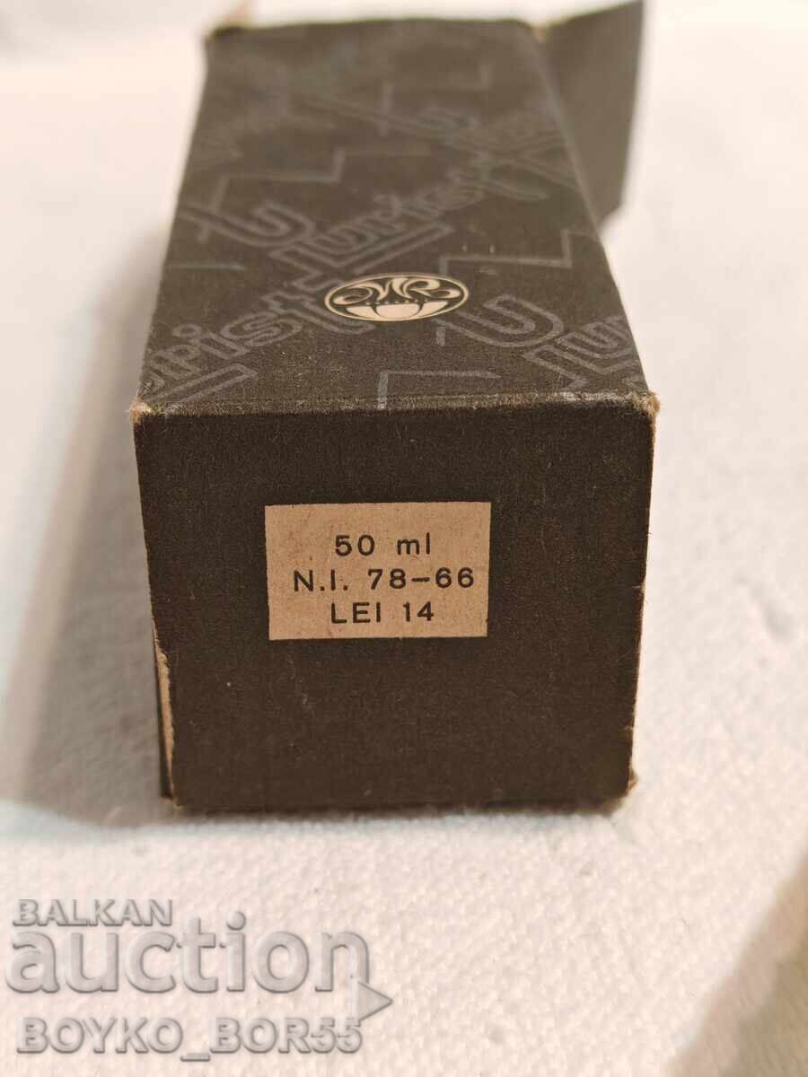 Set vechi de parfum și apă de colonie românești din perioada socialistă Turist, anii 1970 - 7 Set vechi de parfum și apă de colonie românești din perioada socialistă Turist, anii 1970 - 7