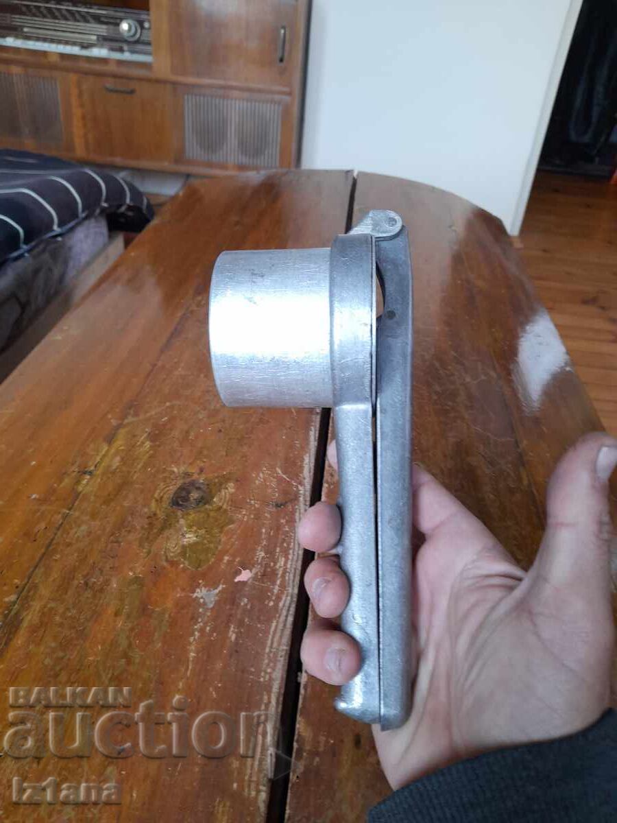 Presă veche de cartofi cu preț € 20.00 | 39.12 BGN Presă veche de cartofi cu preț € 20.00 | 39.12 BGN