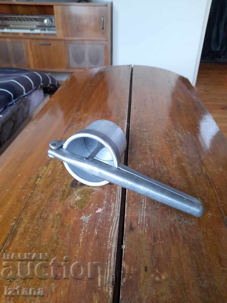 Presă veche de cartofi Presă veche de cartofi