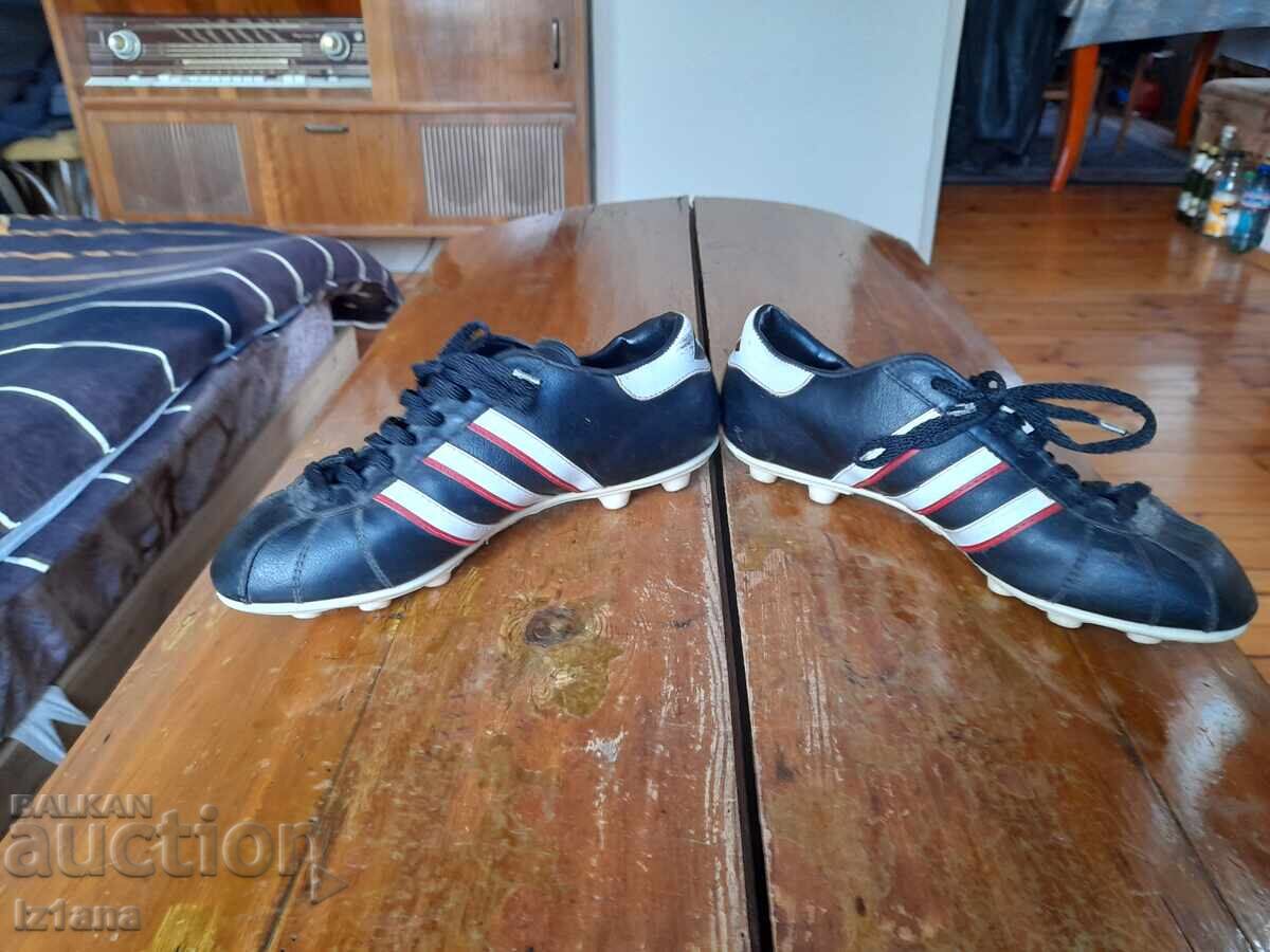 Стари футболни обувки,бутонки Adidas с цена € 110.00 | 215.14 лв. Стари футболни обувки,бутонки Adidas с цена € 110.00 | 215.14 лв.