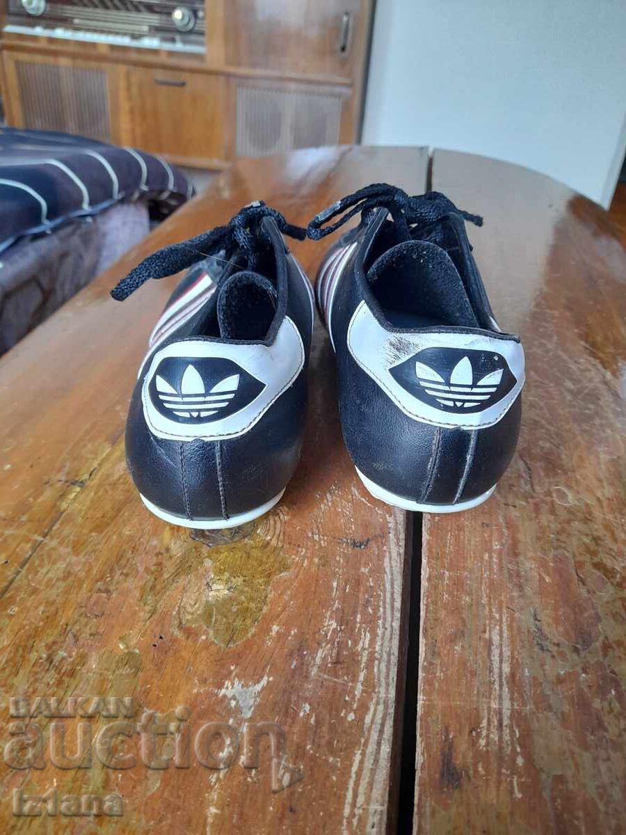 Доставка на Стари футболни обувки,бутонки Adidas Доставка на Стари футболни обувки,бутонки Adidas