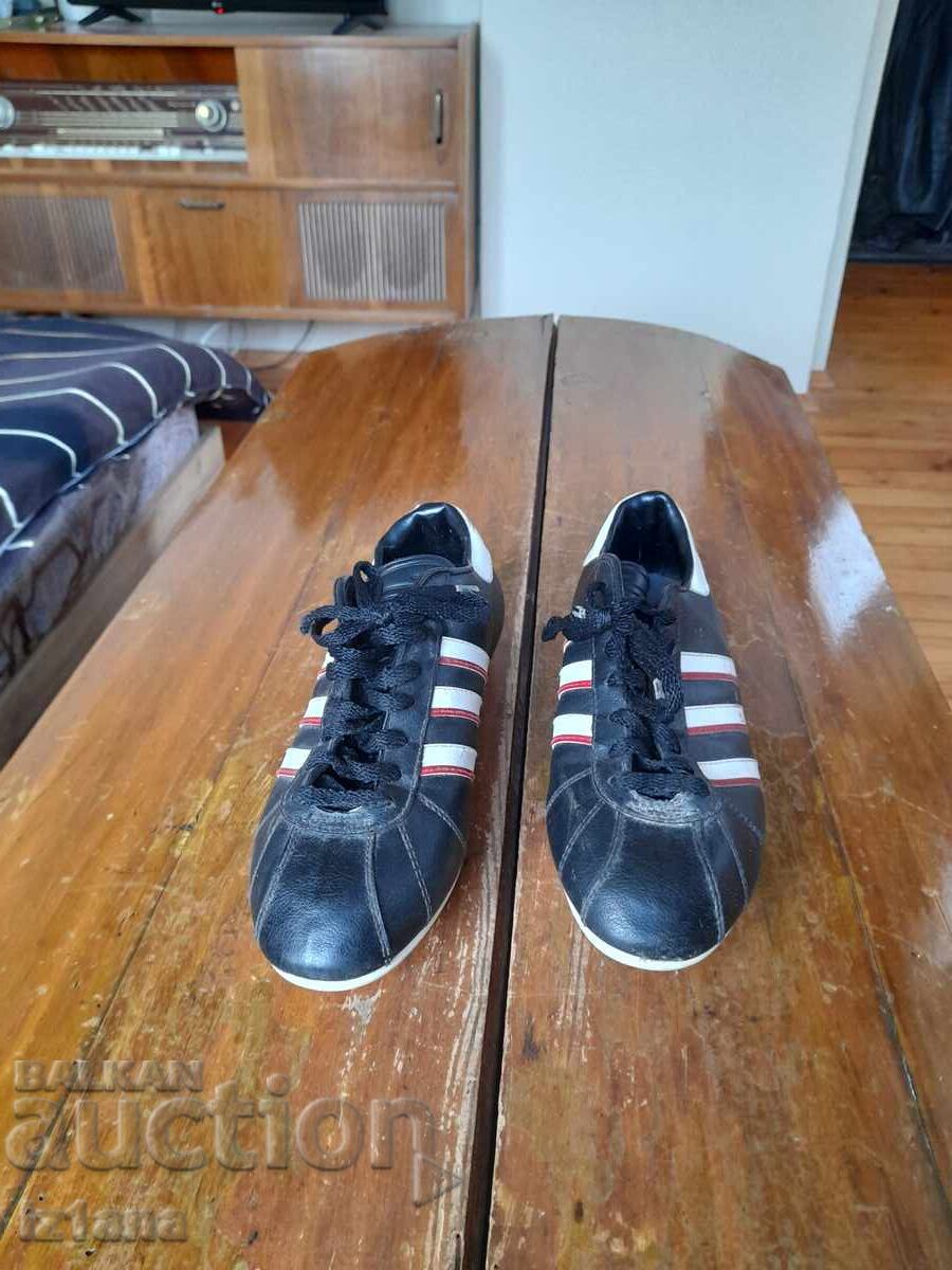 Стари футболни обувки,бутонки Adidas Стари футболни обувки,бутонки Adidas