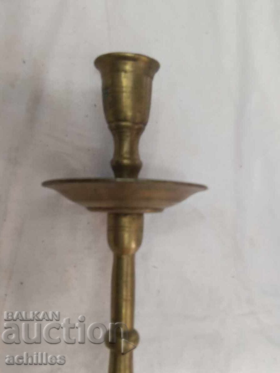 Un sfeșnic masiv de bronz cu preț € 15.00 | 29.34 BGN Un sfeșnic masiv de bronz cu preț € 15.00 | 29.34 BGN