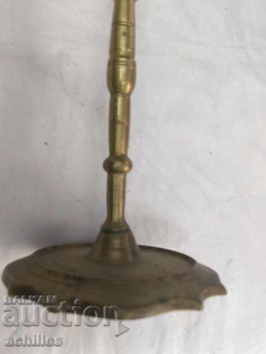Licitație Un sfeșnic masiv de bronz Licitație Un sfeșnic masiv de bronz