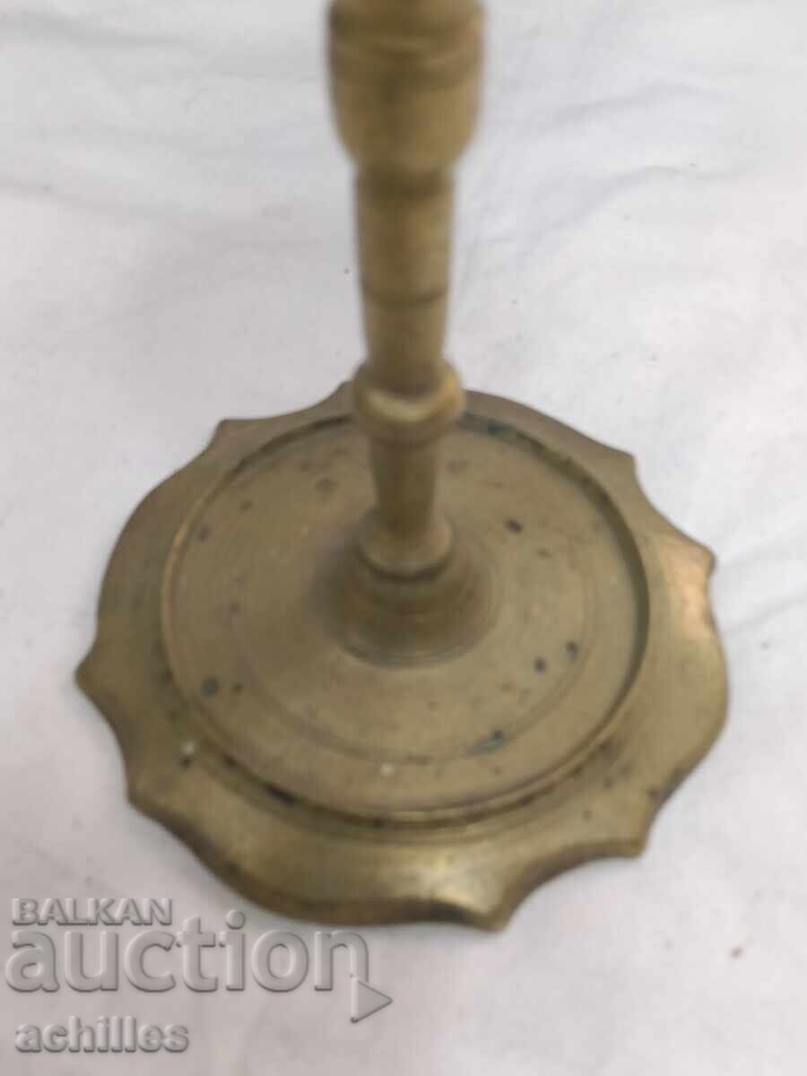 Livrarea Un sfeșnic masiv de bronz Livrarea Un sfeșnic masiv de bronz