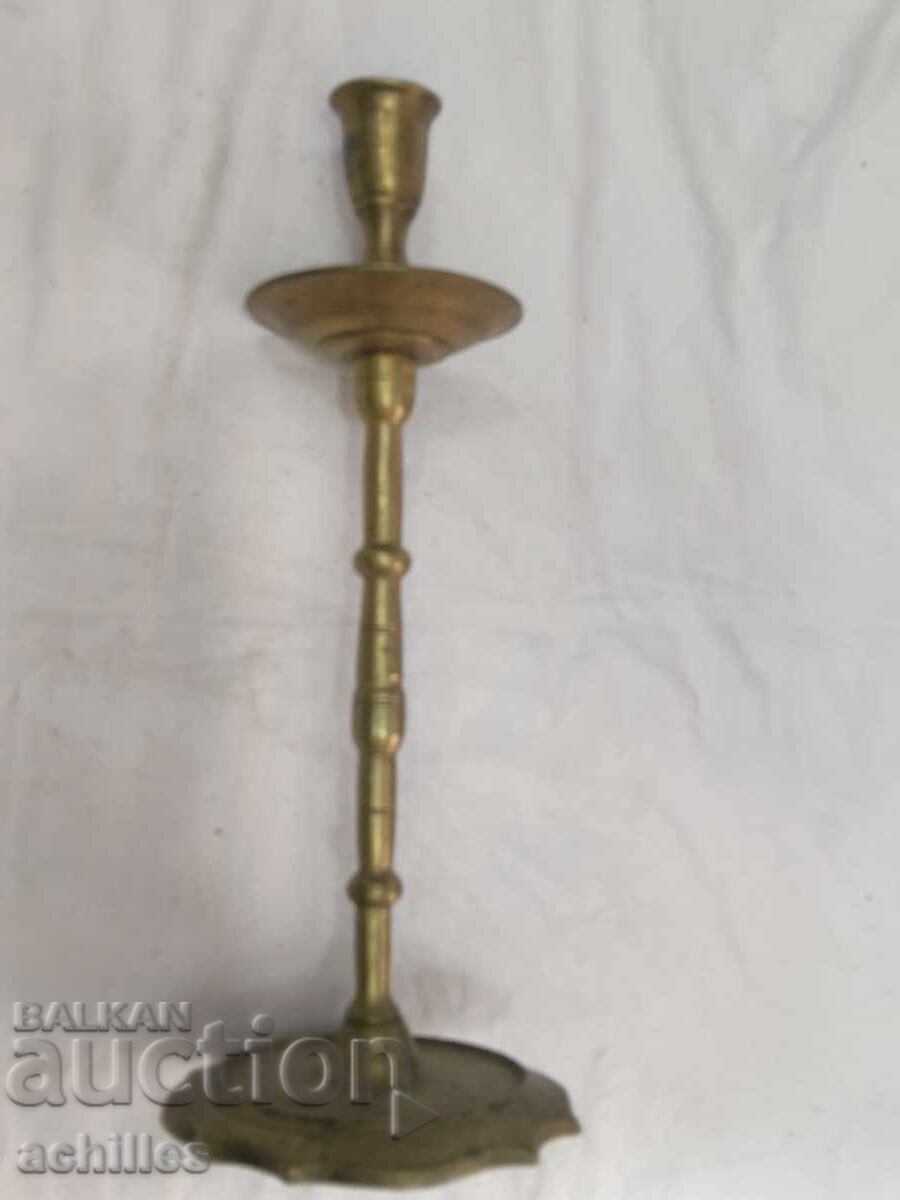 Un sfeșnic masiv de bronz Un sfeșnic masiv de bronz