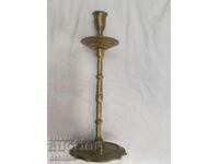 Un sfeșnic masiv de bronz