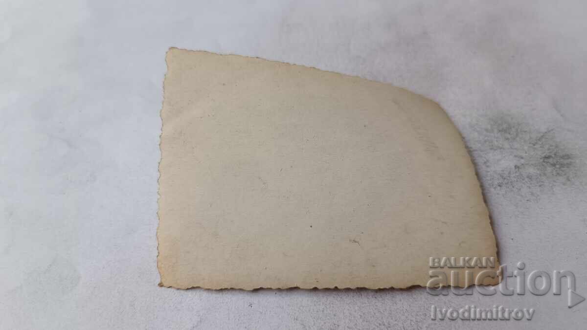 Fotografie Bărbat și două fete tinere la plimbare cu preț € 1.17 | 2.29 BGN