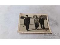 Снимка Варна Трима млади мъже на разходка