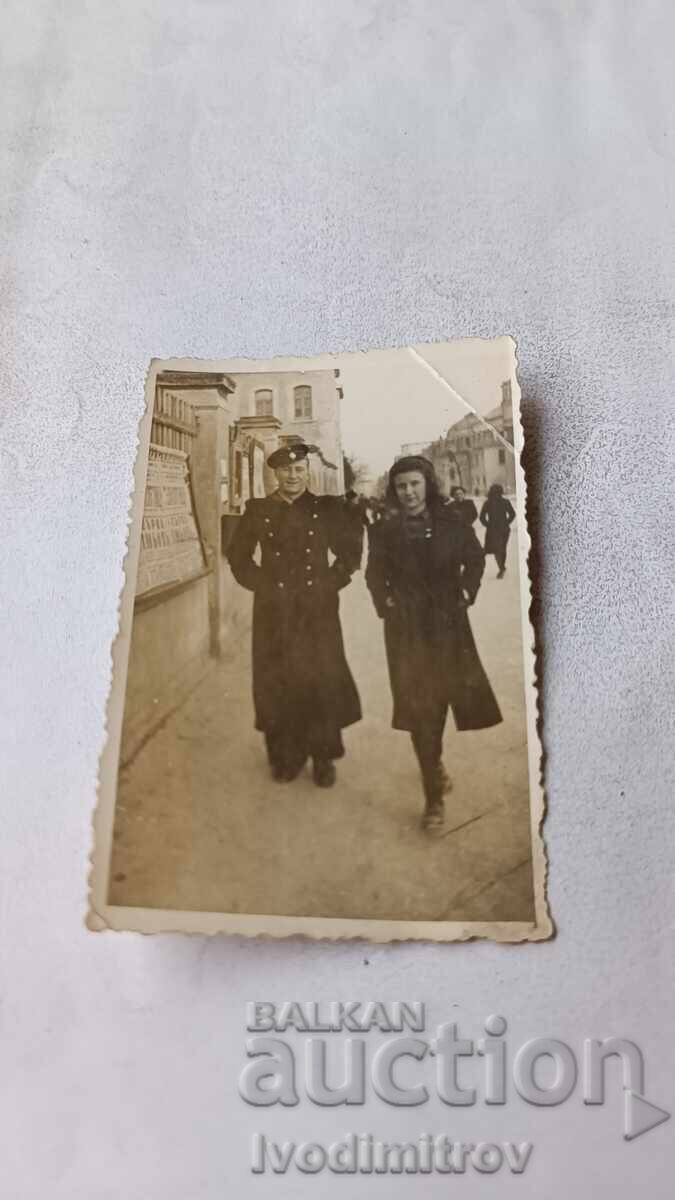 Fotografie Varna Cadet și o tânără la plimbare Fotografie Varna Cadet și o tânără la plimbare