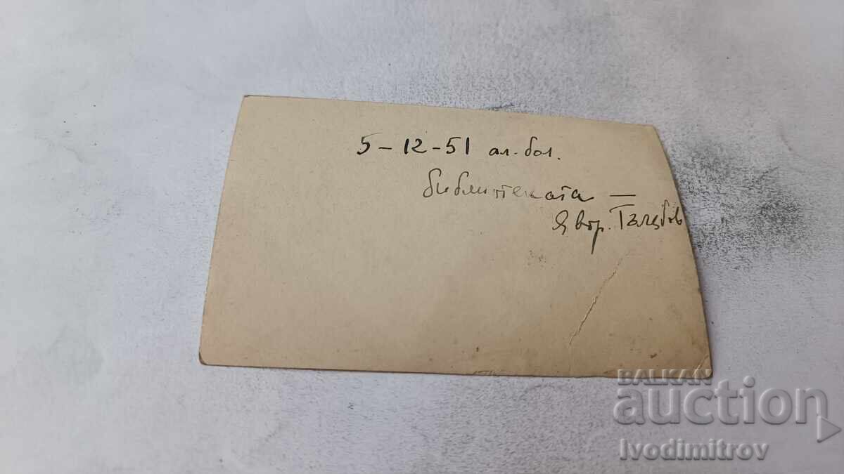 Fotografie Sofia Bărbați și tinere în Piața Adunării Naționale cu preț € 0.88 | 1.72 BGN Fotografie Sofia Bărbați și tinere în Piața Adunării Naționale cu preț € 0.88 | 1.72 BGN