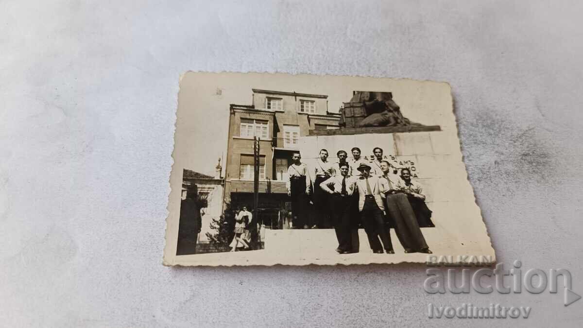 Photo Sofia Young men in front of a monument