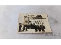 Photo Sofia Young men in front of a monument