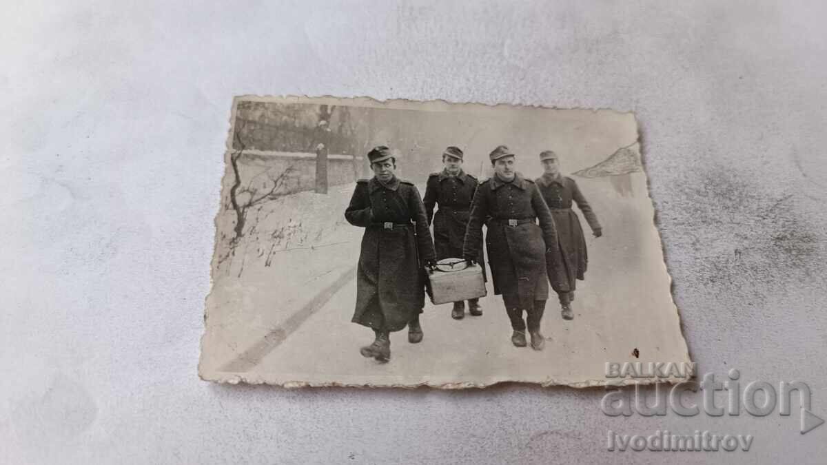 Fotografie Sofia Patru soldați pe bulevard în iarna anului 1945
